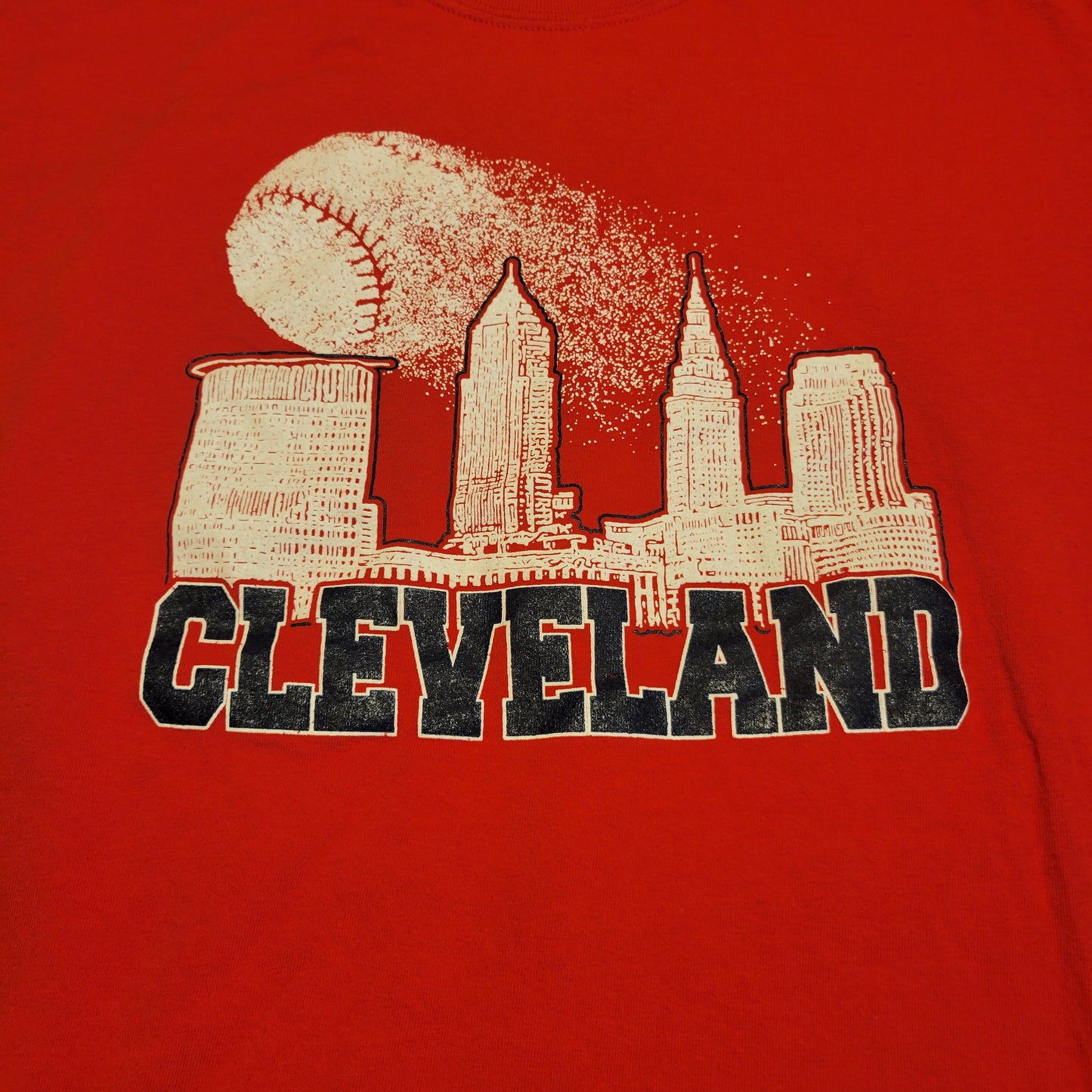 Pre-Owned Men's Medium (M) Red Cleveland Cityscape Baseball T-Shirt